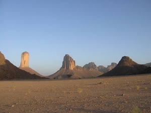 <strong>Lire la suite</strong><br>2004 Grande traversée de Djanet à Tamanrasset par le nord 2004 Grande traversée de Djanet à Tamanrasset par le nord