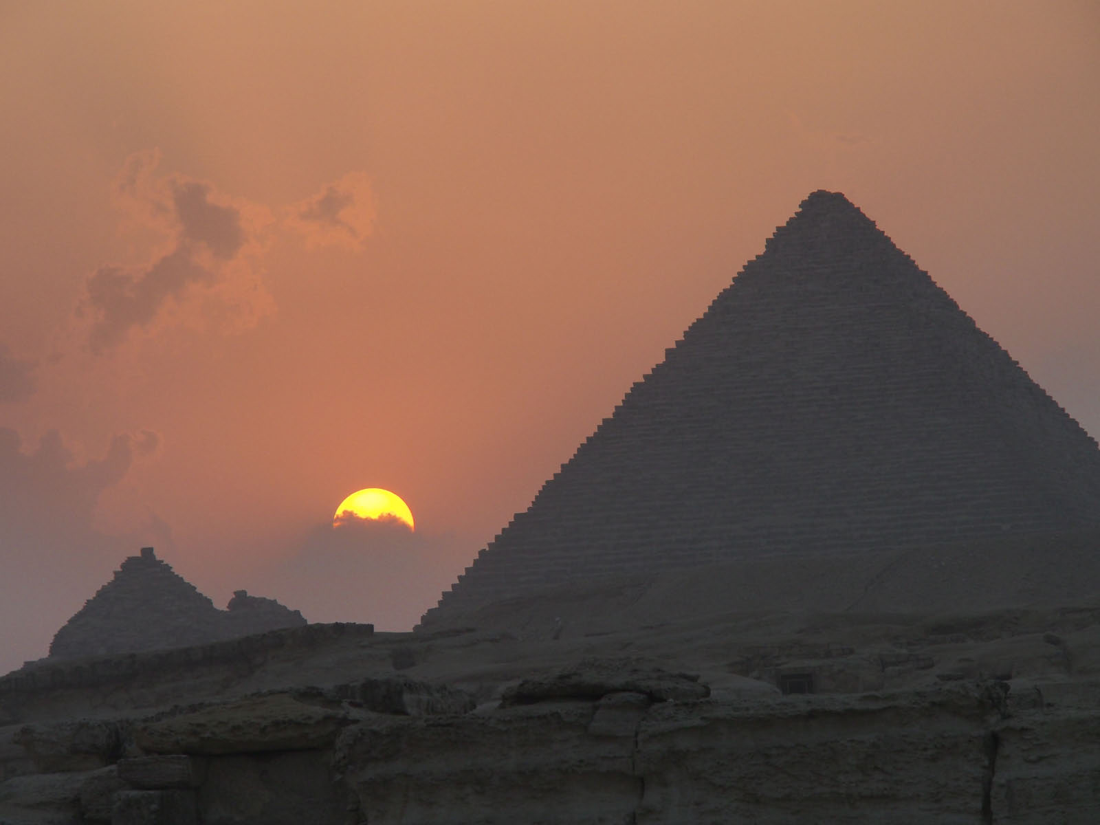 Egypte : coucher de soleil a Guizeh