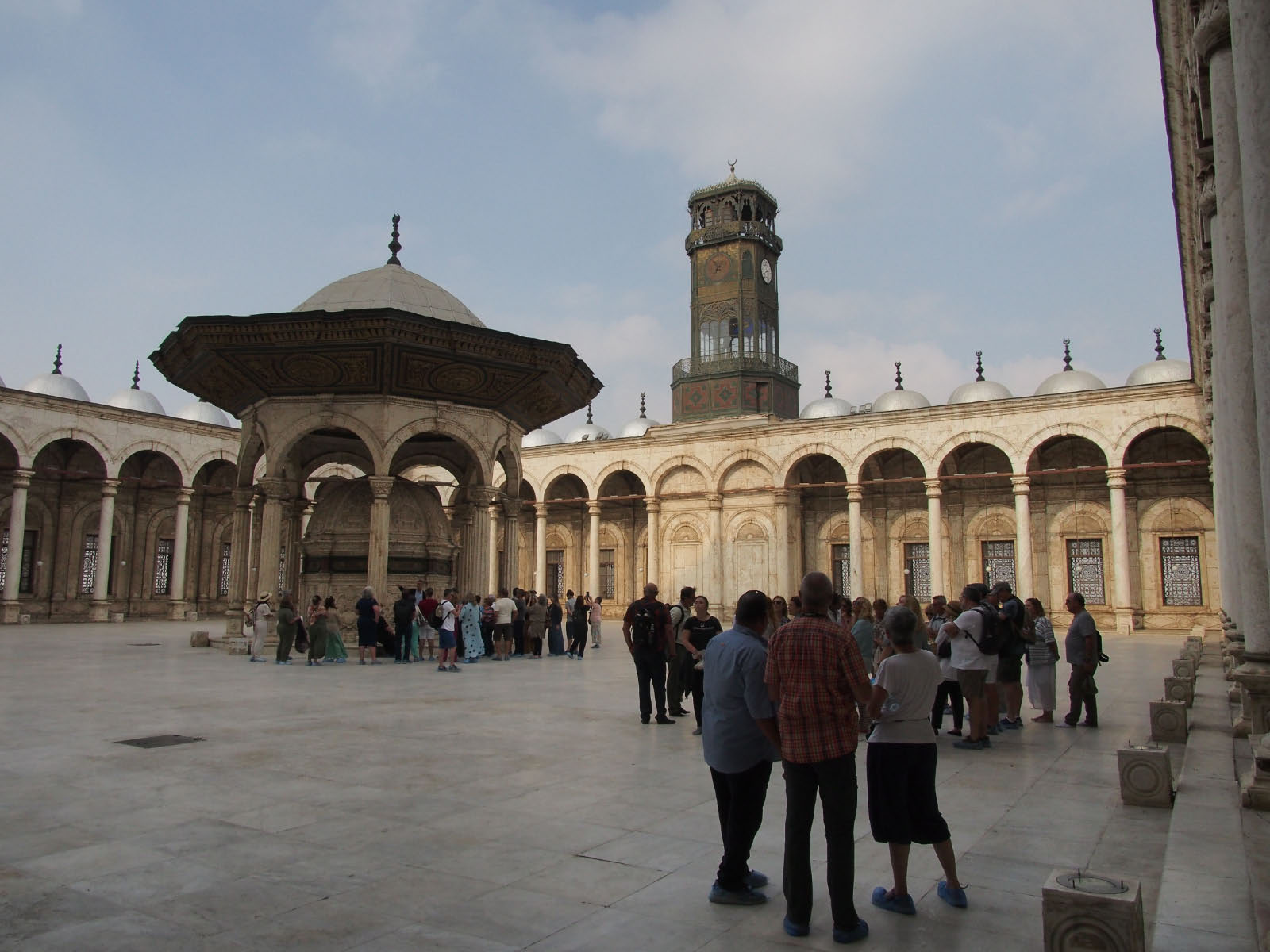 Egypte: cours de la mosquée avec une horloge offerte par la France en remerciement de l'obélisque, qui n'a jamais fonctionnée