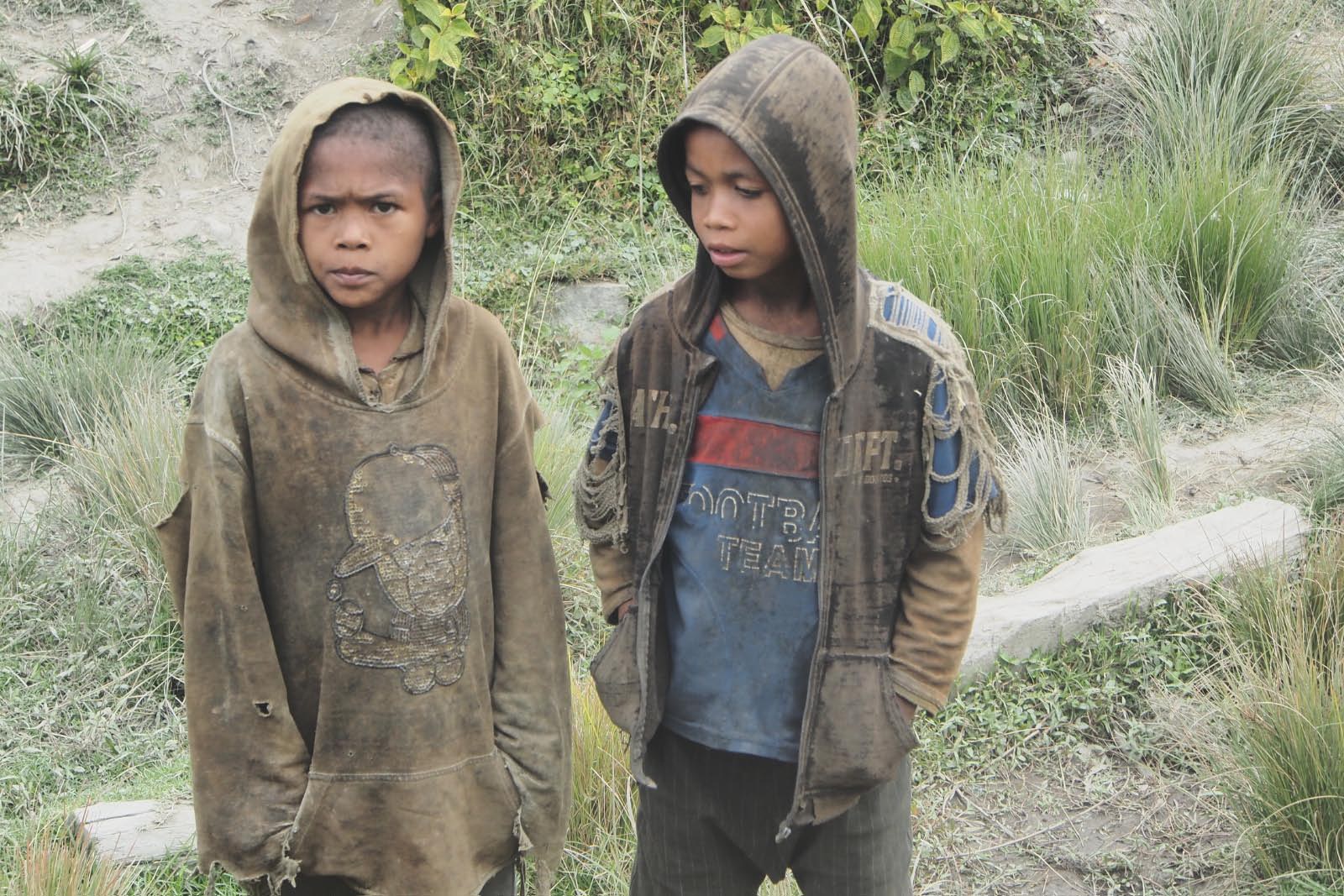 en bord de voie, des enfants