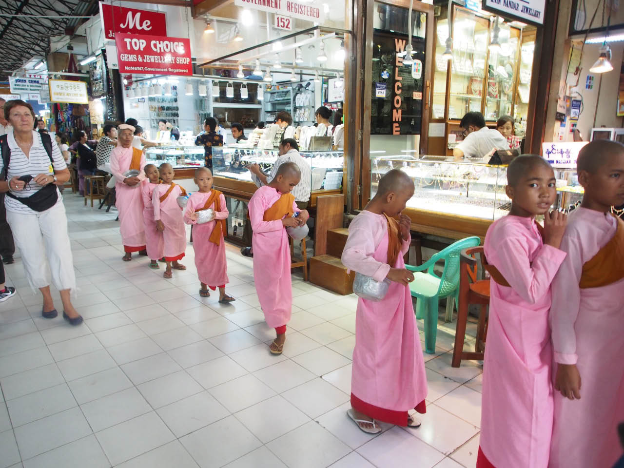 Nones au marché de Rangoon