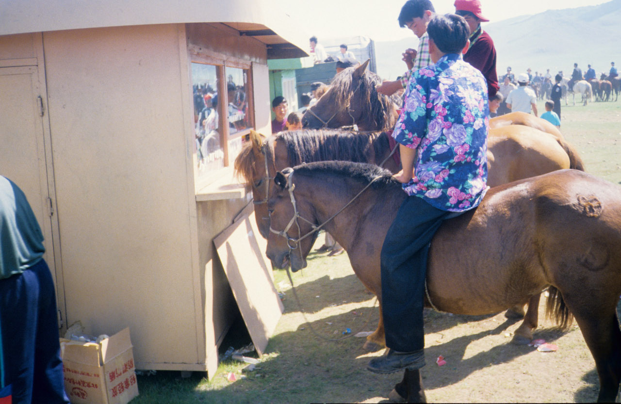 Mongolie: au bar durant le Nadam