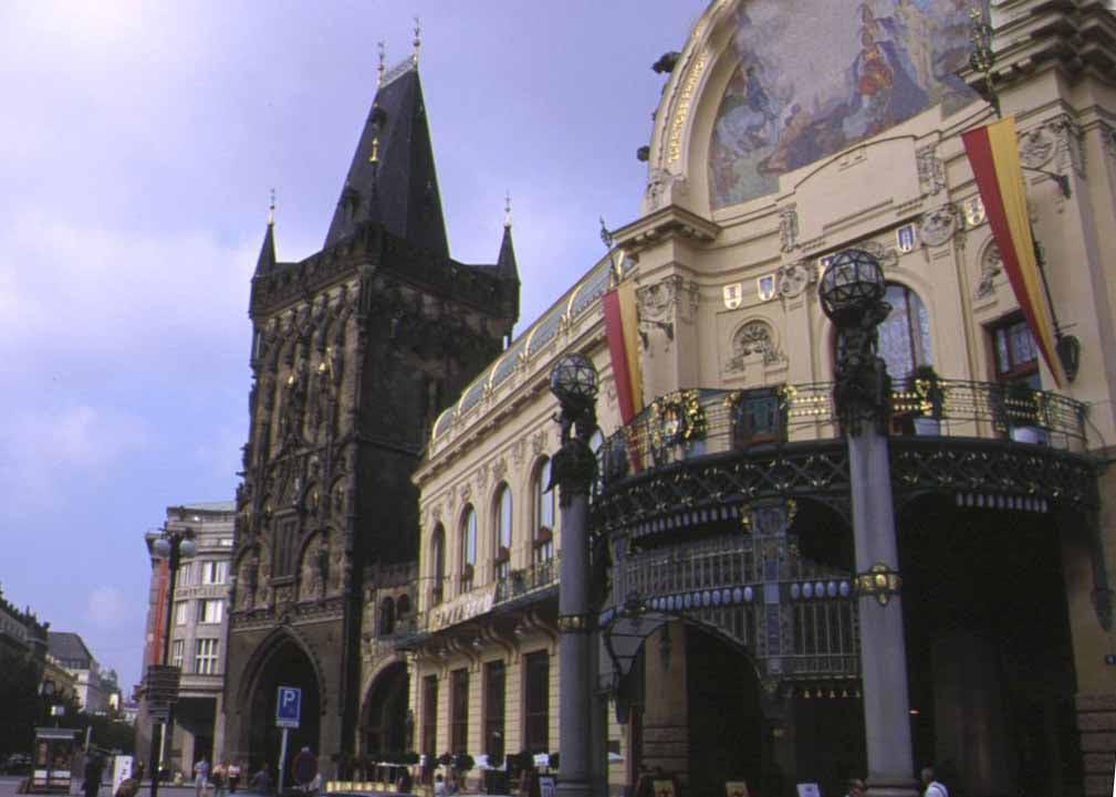 La tour poudrière et le Bâtiment Municipal 