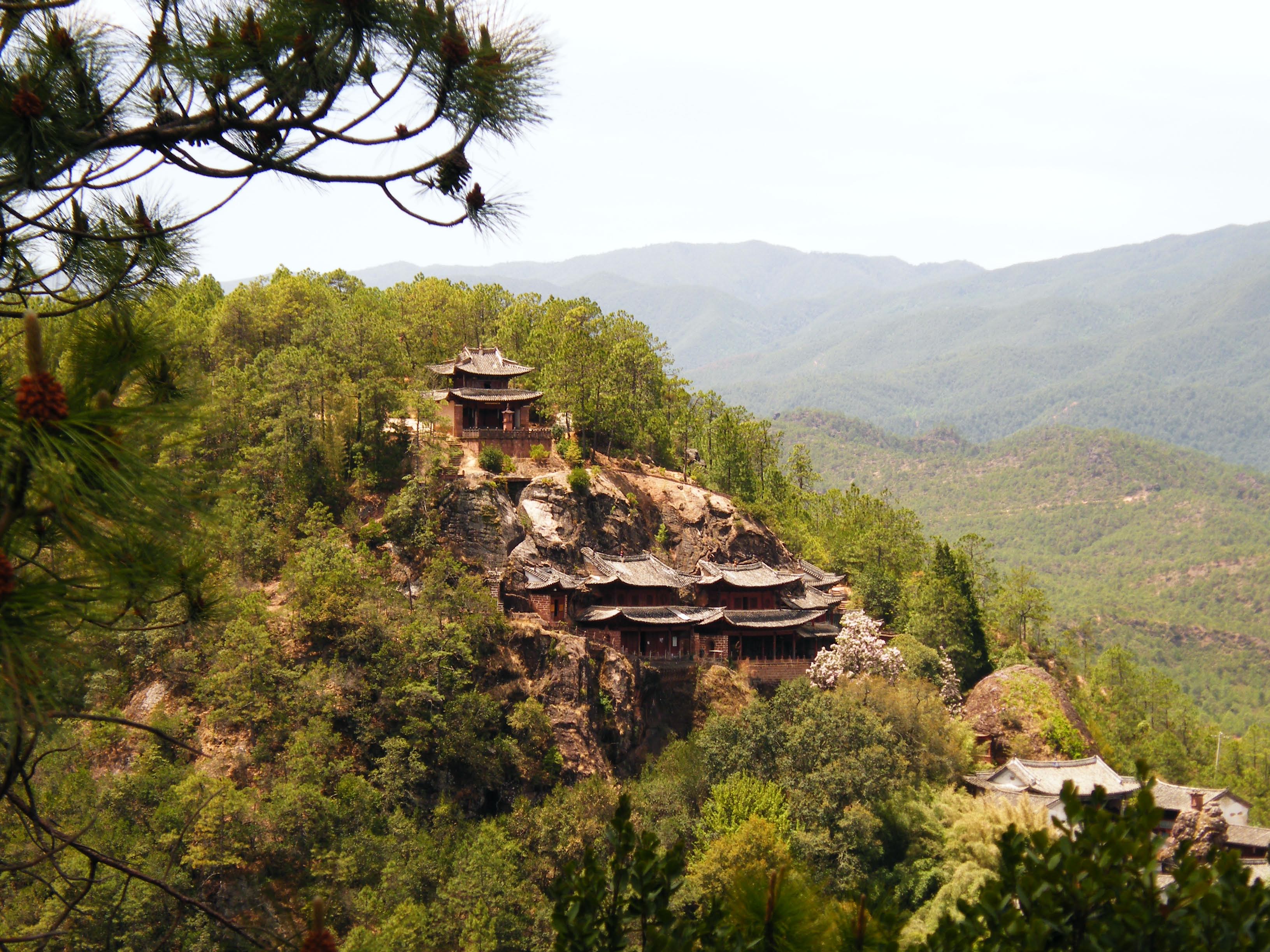 ermitages dans les montagnes à l'ouest de Lijiang