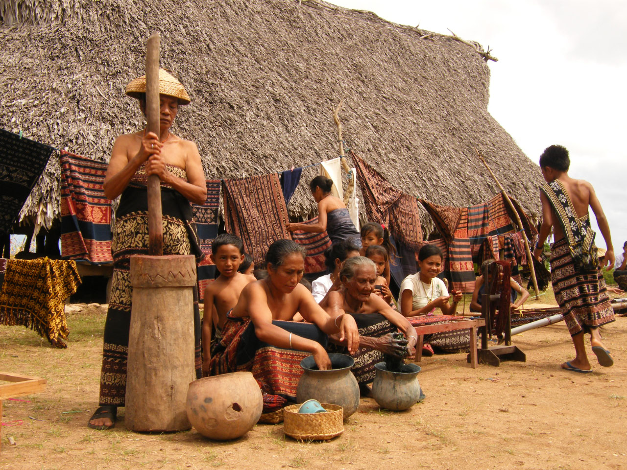 Démonstration de l'artisanat local : les Ikat
