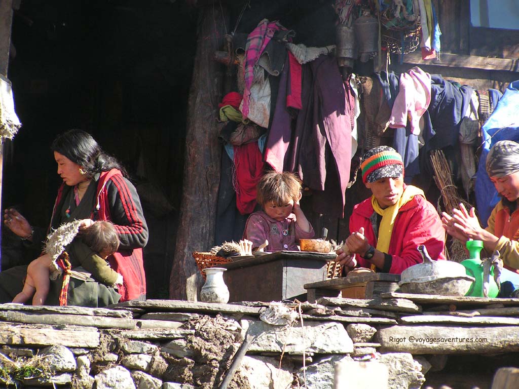 Habitants de Samdo sur leur terrasse