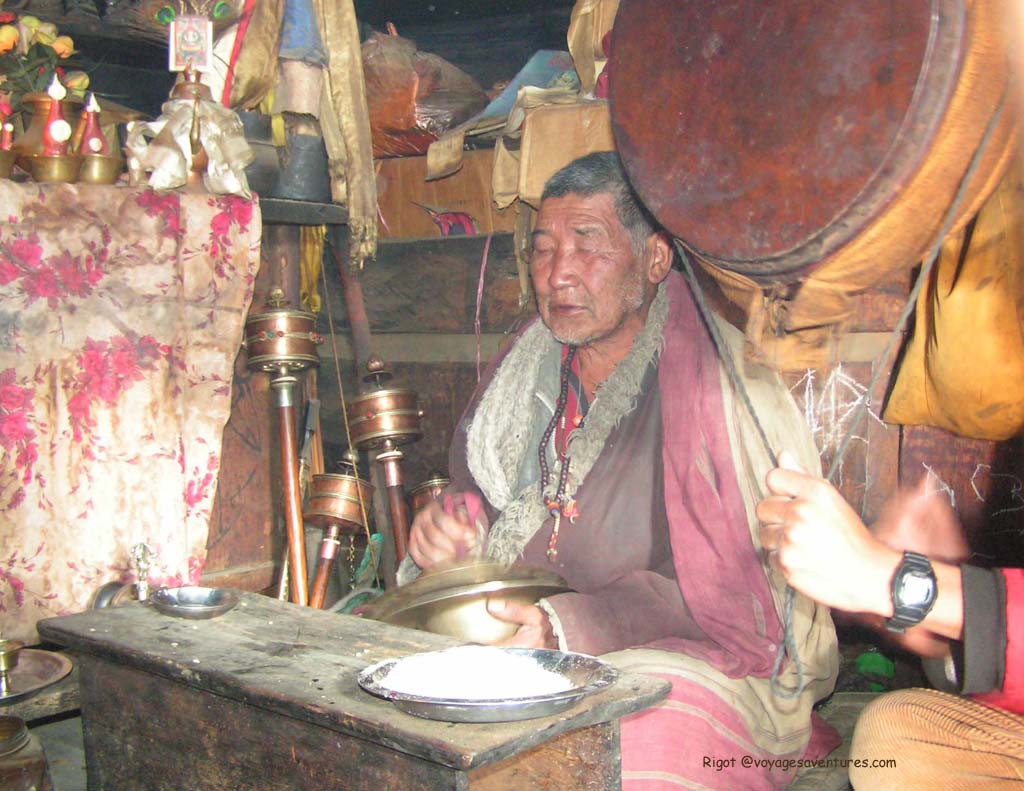 La religion du bouddhisme tibétain est majoritairement pratiquée dans les villages des hautes vallées. Des foyers de l'ancienne religion Bön existent encore