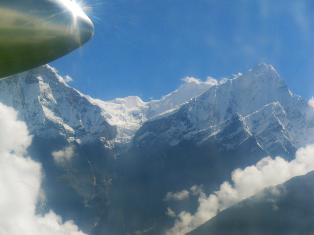 en vol dans la vallée de la Kali Gandaki entre deux 8000