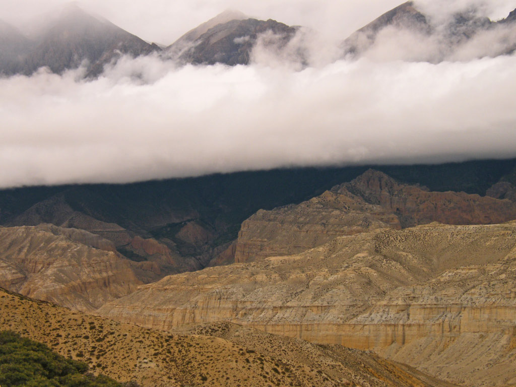 Paysage désertique du Mustang en période de mousson