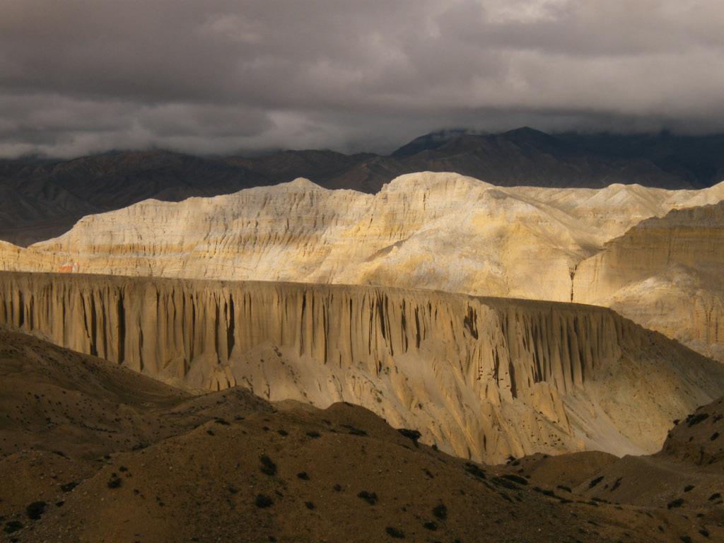 Si le haut Mustang est deja en bordure du plateau tibétain, la rivière Kali Gandaki, qui prend sa source aux cols de la frontière chinoise, a creusée des gorges trés découpées en s'écoulant vers le sud