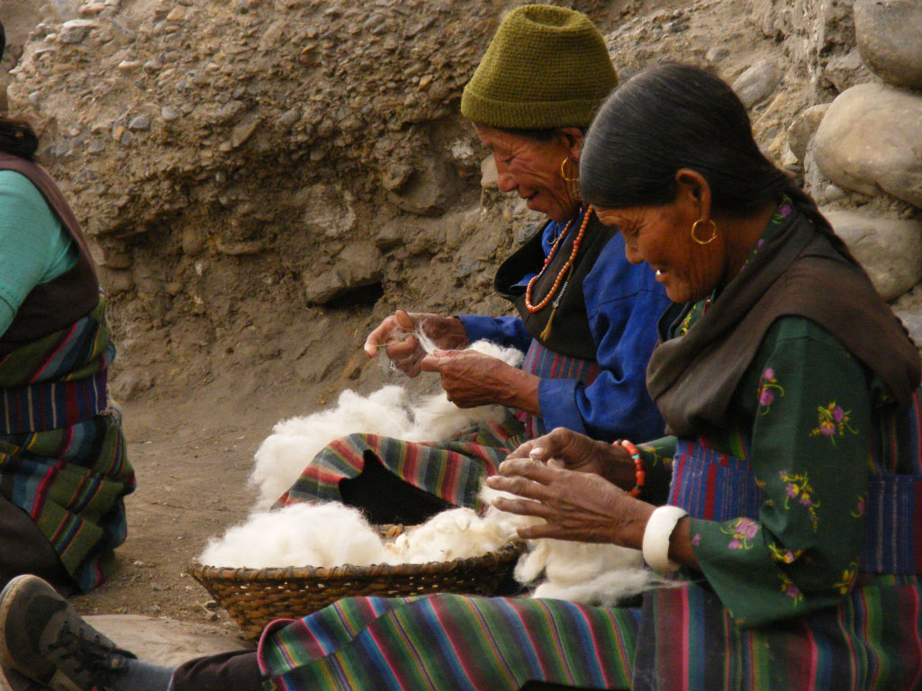 Femme de Tange cardant la laine