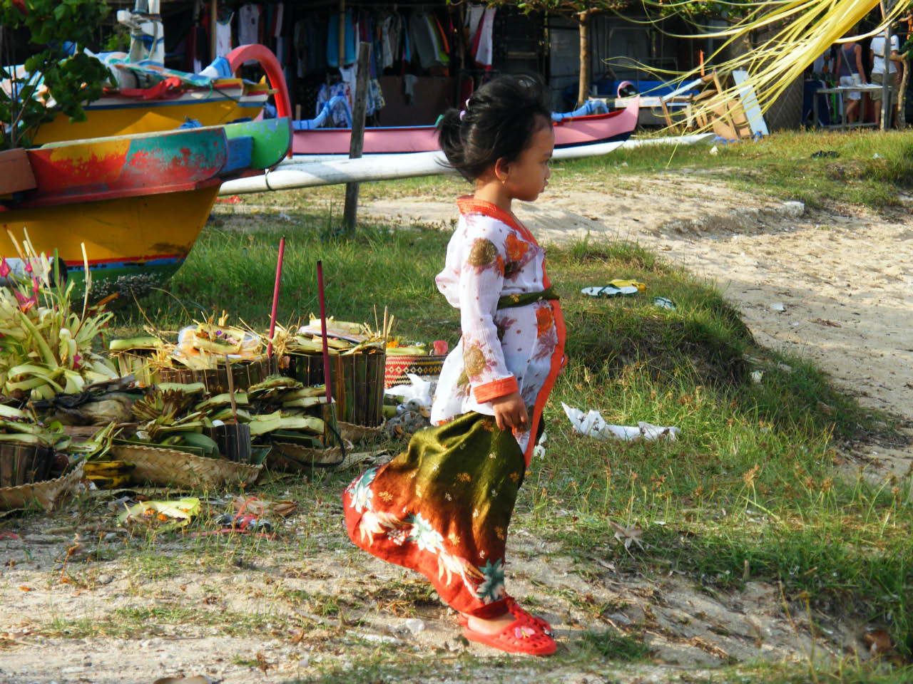 bali cremation - dispersion des cendre a la plage