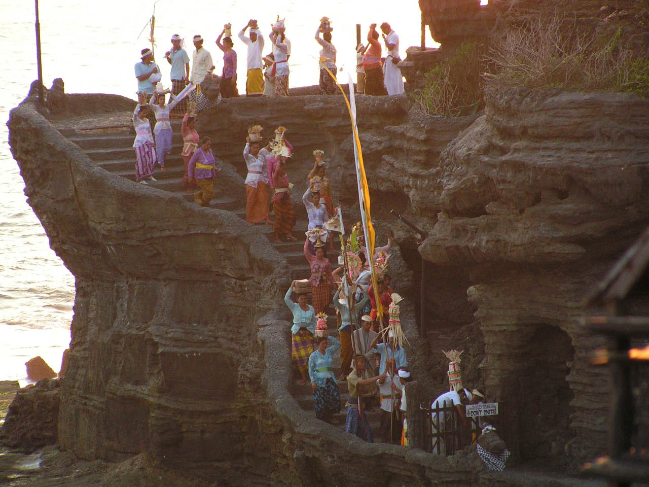 bali procession au temple de  tanah lot