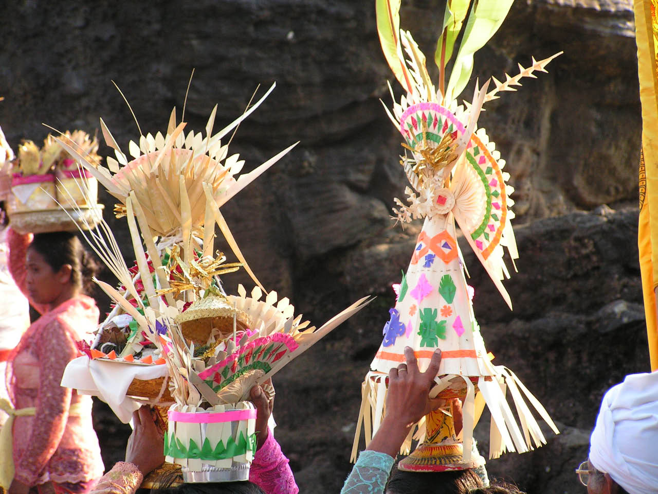 bali procession au temple de  tanah lot