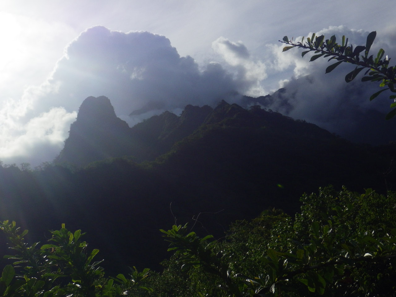 Aspect montagneux de l'île de Tahiti: une île haute qui culmine à plus de 2241m