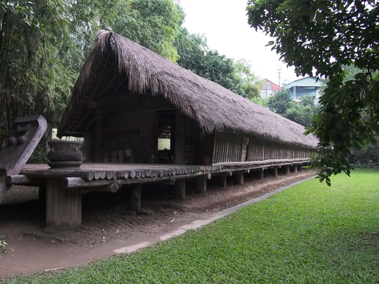 maison commune de l'ethnies Rhade des montagnardes du Viet nam         
